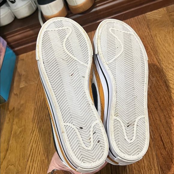 Nike White and Black Sneakers with Tan Trim - Picture 4 of 6